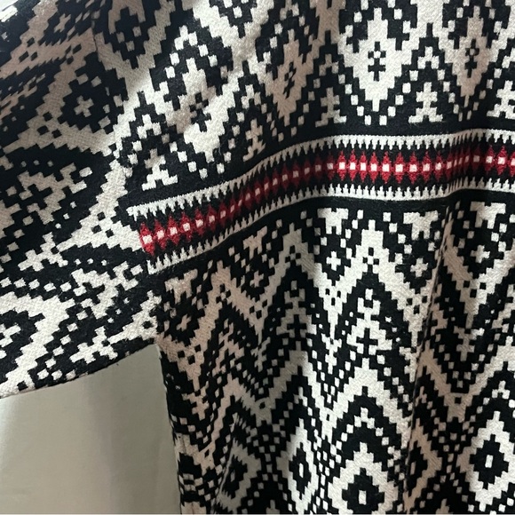 Tahari Women’s Aztec Print Sweater Black, White & Red Size 2X - Picture 7 of 8
